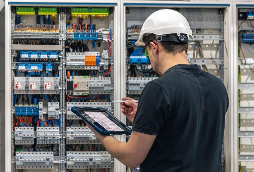 Panel operatorski HMI z wizualizacją procesu
